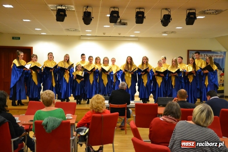 Zdjęcie w galerii na portalu naszraciborz.pl: Młodzieżowy chór Bel Canto zaśpiewał na Zamku Piastowskim wiadomości z regionu