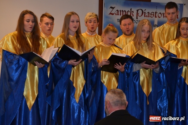 Zdjęcie w galerii na portalu naszraciborz.pl: Młodzieżowy chór Bel Canto zaśpiewał na Zamku Piastowskim wiadomości z regionu