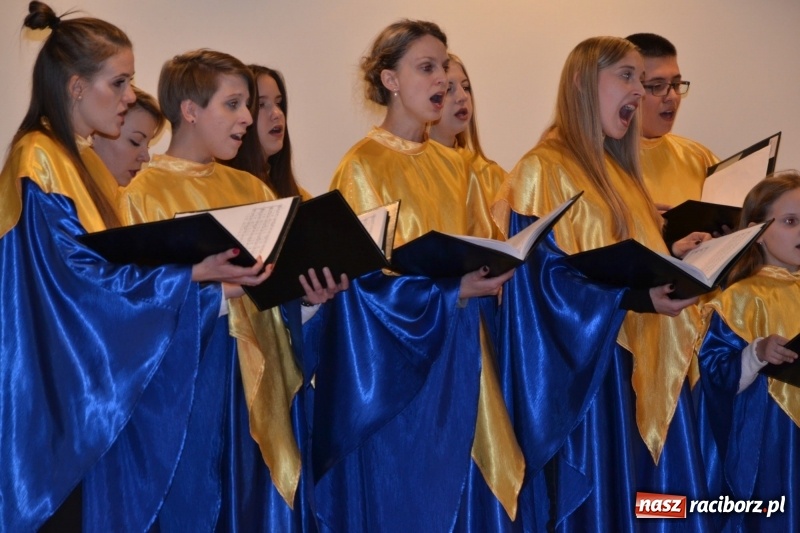 Zdjęcie w galerii na portalu naszraciborz.pl: Młodzieżowy chór Bel Canto zaśpiewał na Zamku Piastowskim wiadomości z regionu
