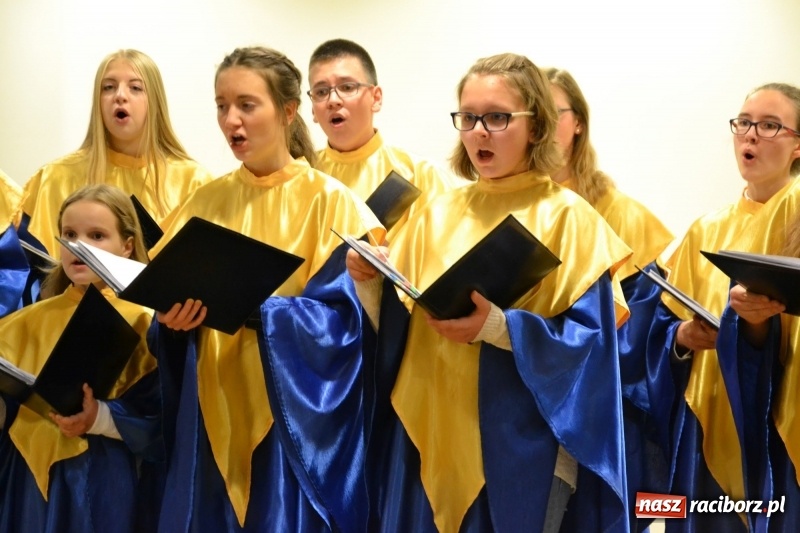 Zdjęcie w galerii na portalu naszraciborz.pl: Młodzieżowy chór Bel Canto zaśpiewał na Zamku Piastowskim wiadomości z regionu