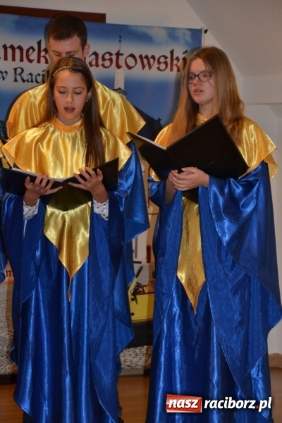 Zdjęcie w galerii na portalu naszraciborz.pl: Młodzieżowy chór Bel Canto zaśpiewał na Zamku Piastowskim wiadomości z regionu