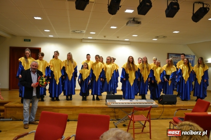 Zdjęcie w galerii na portalu naszraciborz.pl: Młodzieżowy chór Bel Canto zaśpiewał na Zamku Piastowskim wiadomości z regionu