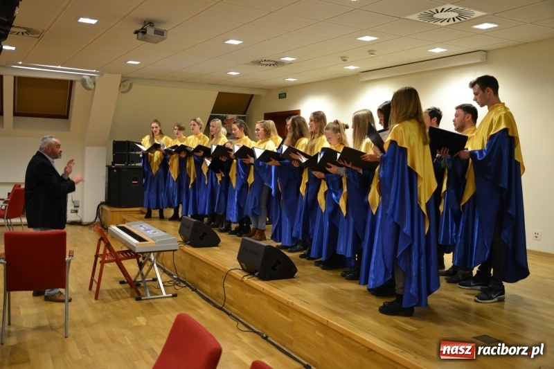 Zdjęcie w galerii na portalu naszraciborz.pl: Młodzieżowy chór Bel Canto zaśpiewał na Zamku Piastowskim wiadomości z regionu