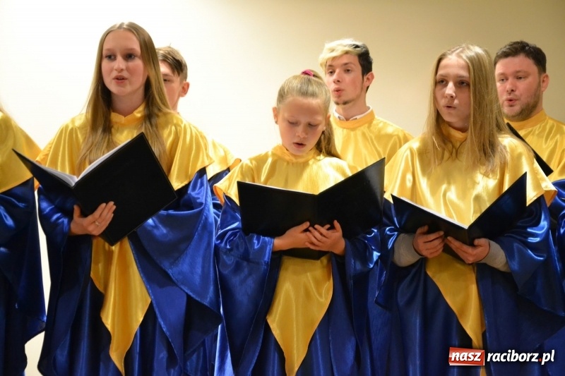 Zdjęcie w galerii na portalu naszraciborz.pl: Młodzieżowy chór Bel Canto zaśpiewał na Zamku Piastowskim wiadomości z regionu
