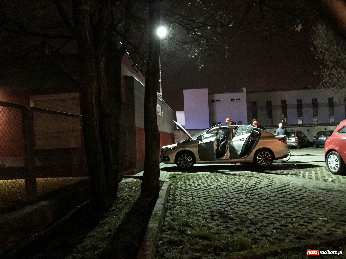 Zdjęcie w galerii na portalu naszraciborz.pl: Pożar fiata na Kasprowicza w Raciborzu. To mogło być podpalenie! wiadomości z regionu