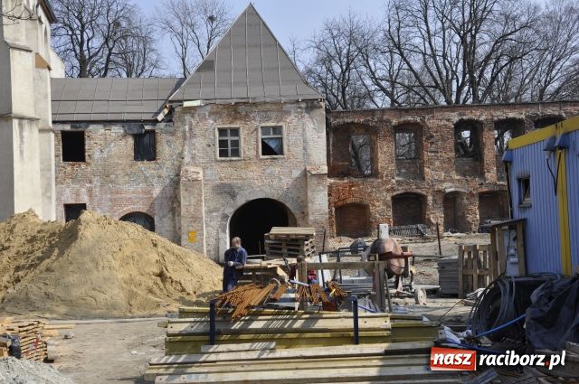 Zdjęcie w galerii na portalu naszraciborz.pl: Dobre tempo prac na zamku wiadomości z regionu