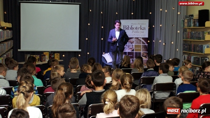 Zdjęcie w galerii na portalu naszraciborz.pl: Pypcie na języku i wierszyki domowe Michała Rusinka w raciborskiej bibliotece wiadomości z regionu