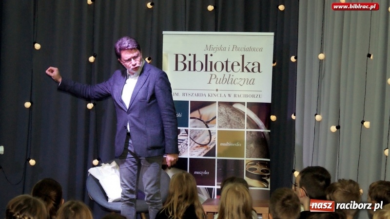 Zdjęcie w galerii na portalu naszraciborz.pl: Pypcie na języku i wierszyki domowe Michała Rusinka w raciborskiej bibliotece wiadomości z regionu
