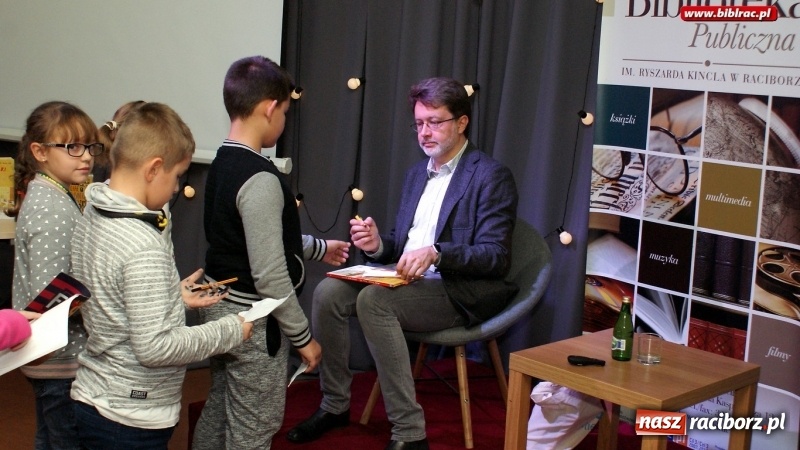 Zdjęcie w galerii na portalu naszraciborz.pl: Pypcie na języku i wierszyki domowe Michała Rusinka w raciborskiej bibliotece wiadomości z regionu