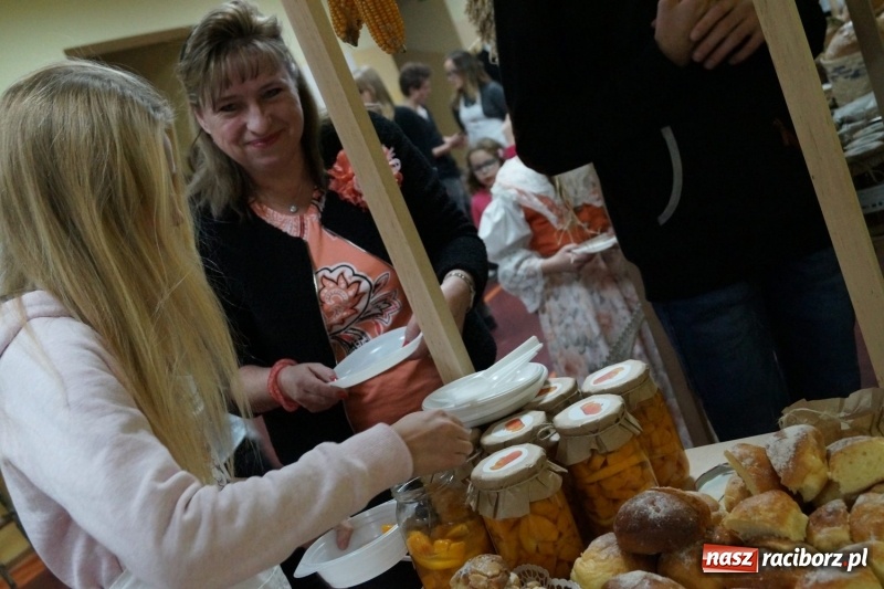 Zdjęcie w galerii na portalu naszraciborz.pl: Jesienne specjały na jarmarku w Nędzy. Po polsku i czesku  wiadomości z regionu