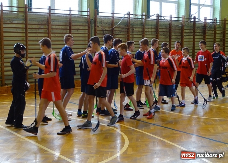 Zdjęcie w galerii na portalu naszraciborz.pl: Ćwierćfinał turnieju wojewódzkiego w unihokeju dziewcząt i chłopców wiadomości z regionu