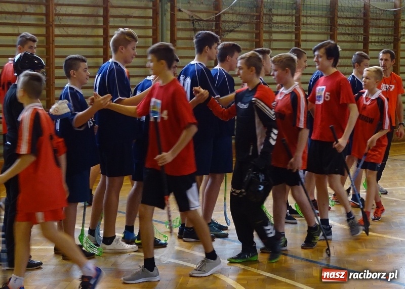 Zdjęcie w galerii na portalu naszraciborz.pl: Ćwierćfinał turnieju wojewódzkiego w unihokeju dziewcząt i chłopców wiadomości z regionu