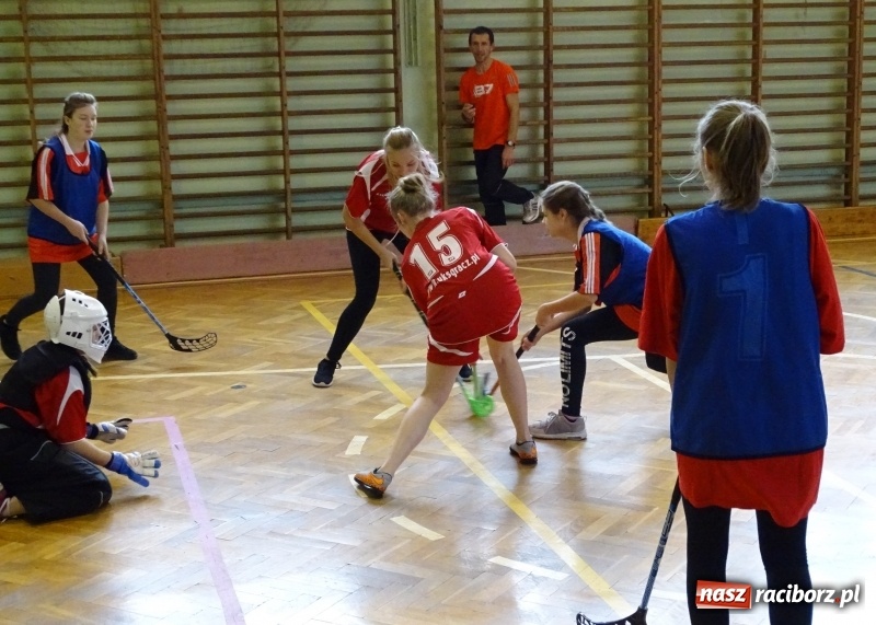 Zdjęcie w galerii na portalu naszraciborz.pl: Ćwierćfinał turnieju wojewódzkiego w unihokeju dziewcząt i chłopców wiadomości z regionu