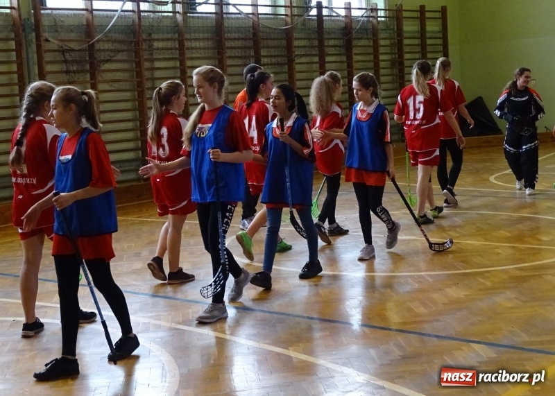 Zdjęcie w galerii na portalu naszraciborz.pl: Ćwierćfinał turnieju wojewódzkiego w unihokeju dziewcząt i chłopców wiadomości z regionu