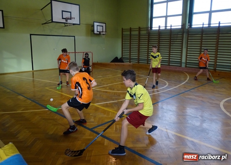 Zdjęcie w galerii na portalu naszraciborz.pl: Ćwierćfinał turnieju wojewódzkiego w unihokeju dziewcząt i chłopców wiadomości z regionu