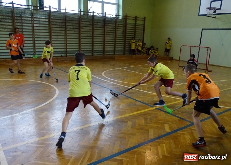 Zdjęcie w galerii na portalu naszraciborz.pl: Ćwierćfinał turnieju wojewódzkiego w unihokeju dziewcząt i chłopców wiadomości z regionu