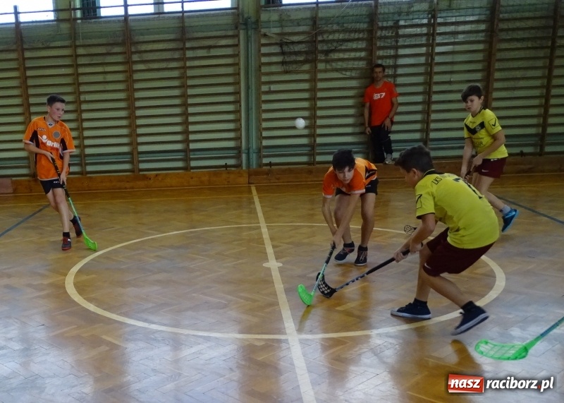 Zdjęcie w galerii na portalu naszraciborz.pl: Ćwierćfinał turnieju wojewódzkiego w unihokeju dziewcząt i chłopców wiadomości z regionu