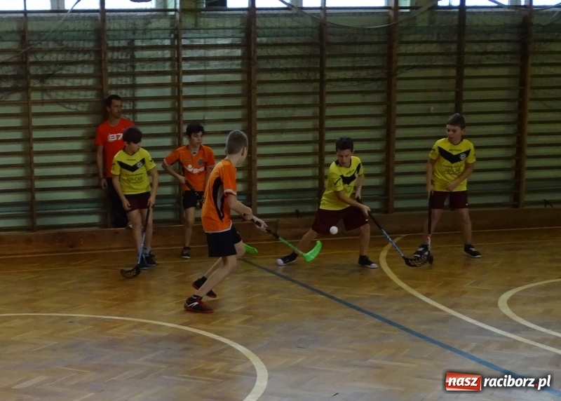 Zdjęcie w galerii na portalu naszraciborz.pl: Ćwierćfinał turnieju wojewódzkiego w unihokeju dziewcząt i chłopców wiadomości z regionu