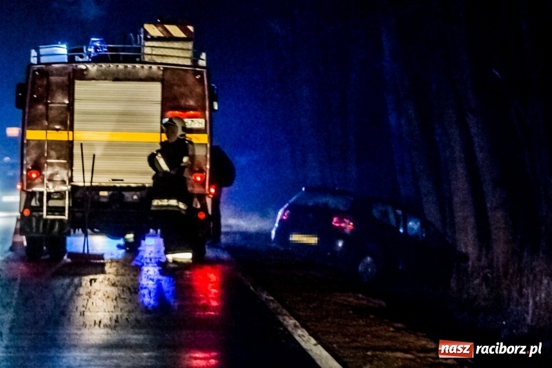 Zdjęcie w galerii na portalu naszraciborz.pl: Volkswagen wypadł z drogi i wylądował na drzewie. 26-latek zasnął za kierownicą wiadomości z regionu