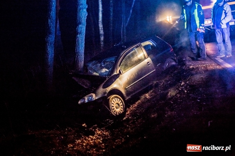 Zdjęcie w galerii na portalu naszraciborz.pl: Volkswagen wypadł z drogi i wylądował na drzewie. 26-latek zasnął za kierownicą wiadomości z regionu