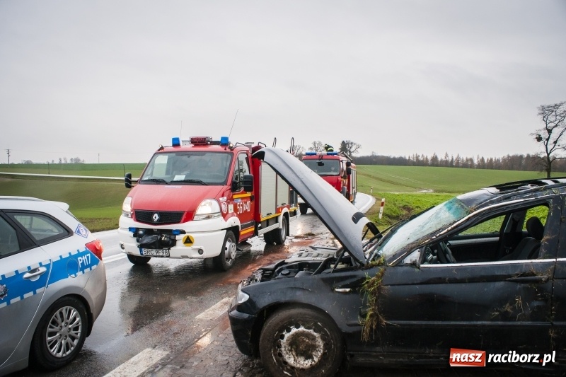 Zdjęcie w galerii na portalu naszraciborz.pl: BMW dachowało na DK 45 w Szonowicach wiadomości z regionu