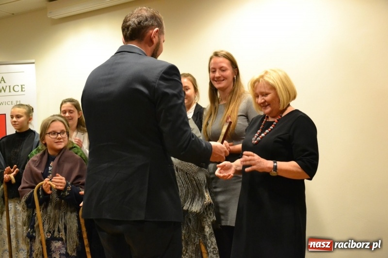 Zdjęcie w galerii na portalu naszraciborz.pl: Aktywni dla Społeczeństwa w gminie Krzanowice - gala na Zamku Piastowskim wiadomości z regionu