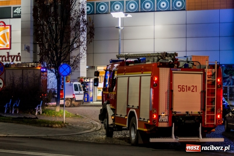 Zdjęcie w galerii na portalu naszraciborz.pl: Fałszywy alarm przy Mickiewicza w Raciborzu. Interweniowały dwa zastępy, w tym autodrabina wiadomości z regionu