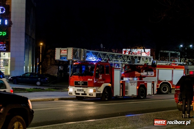 Zdjęcie w galerii na portalu naszraciborz.pl: Fałszywy alarm przy Mickiewicza w Raciborzu. Interweniowały dwa zastępy, w tym autodrabina wiadomości z regionu