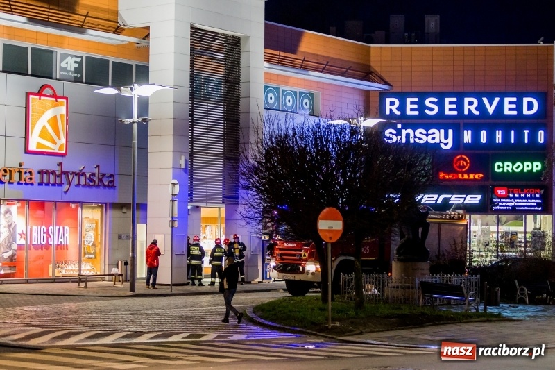 Zdjęcie w galerii na portalu naszraciborz.pl: Fałszywy alarm przy Mickiewicza w Raciborzu. Interweniowały dwa zastępy, w tym autodrabina wiadomości z regionu