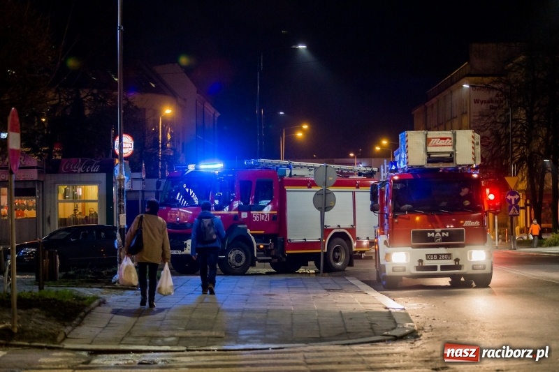 Zdjęcie w galerii na portalu naszraciborz.pl: Fałszywy alarm przy Mickiewicza w Raciborzu. Interweniowały dwa zastępy, w tym autodrabina wiadomości z regionu