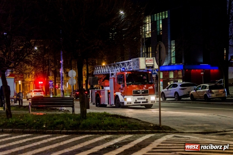 Zdjęcie w galerii na portalu naszraciborz.pl: Fałszywy alarm przy Mickiewicza w Raciborzu. Interweniowały dwa zastępy, w tym autodrabina wiadomości z regionu