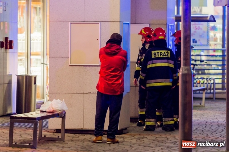 Zdjęcie w galerii na portalu naszraciborz.pl: Fałszywy alarm przy Mickiewicza w Raciborzu. Interweniowały dwa zastępy, w tym autodrabina wiadomości z regionu