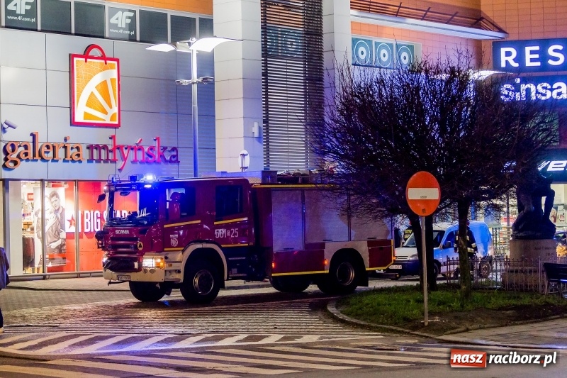 Zdjęcie w galerii na portalu naszraciborz.pl: Fałszywy alarm przy Mickiewicza w Raciborzu. Interweniowały dwa zastępy, w tym autodrabina wiadomości z regionu