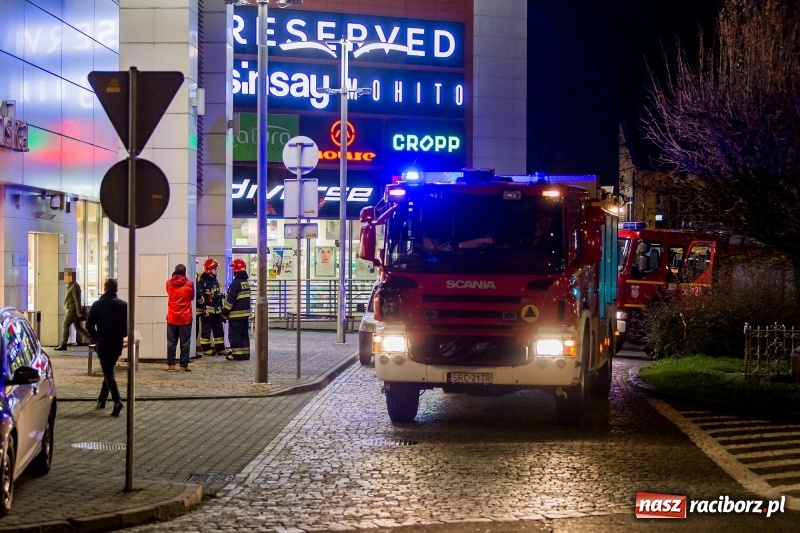 Zdjęcie w galerii na portalu naszraciborz.pl: Fałszywy alarm przy Mickiewicza w Raciborzu. Interweniowały dwa zastępy, w tym autodrabina wiadomości z regionu
