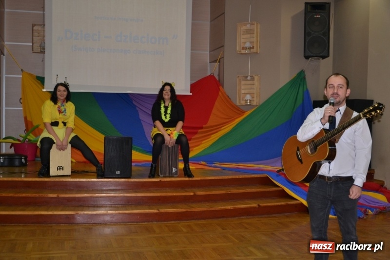 Zdjęcie w galerii na portalu naszraciborz.pl: Spotkanie integracyjne Dzieci – Dzieciom, czyli Święto pieczonego ciasteczka  wiadomości z regionu