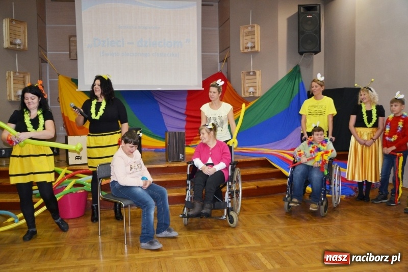 Zdjęcie w galerii na portalu naszraciborz.pl: Spotkanie integracyjne Dzieci – Dzieciom, czyli Święto pieczonego ciasteczka  wiadomości z regionu