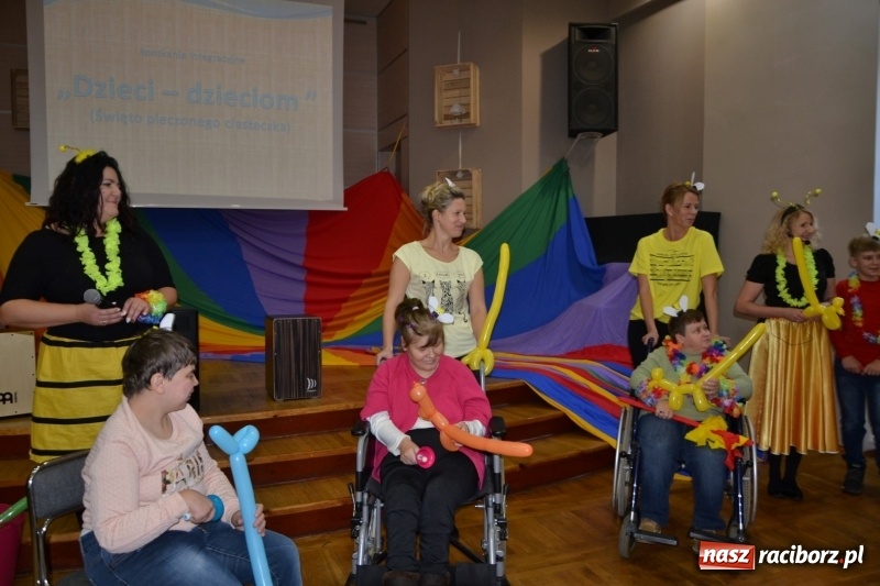 Zdjęcie w galerii na portalu naszraciborz.pl: Spotkanie integracyjne Dzieci – Dzieciom, czyli Święto pieczonego ciasteczka  wiadomości z regionu