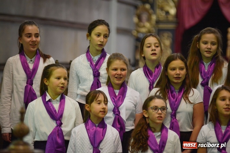 Zdjęcie w galerii na portalu naszraciborz.pl: Gaude Mater Polonia dumnie zabrzmiało w kościele farnym  wiadomości z regionu