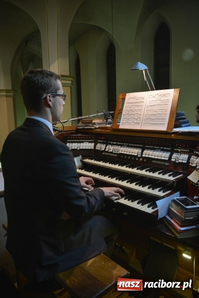 Zdjęcie w galerii na portalu naszraciborz.pl: Gaude Mater Polonia dumnie zabrzmiało w kościele farnym  wiadomości z regionu