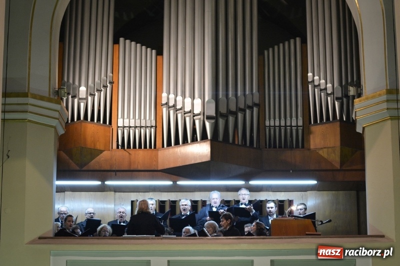 Zdjęcie w galerii na portalu naszraciborz.pl: Gaude Mater Polonia dumnie zabrzmiało w kościele farnym  wiadomości z regionu
