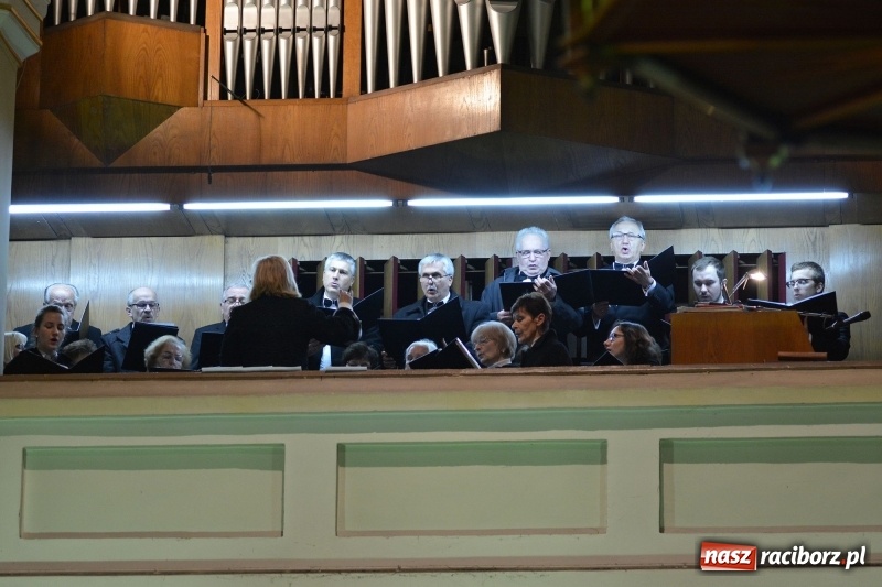 Zdjęcie w galerii na portalu naszraciborz.pl: Gaude Mater Polonia dumnie zabrzmiało w kościele farnym  wiadomości z regionu