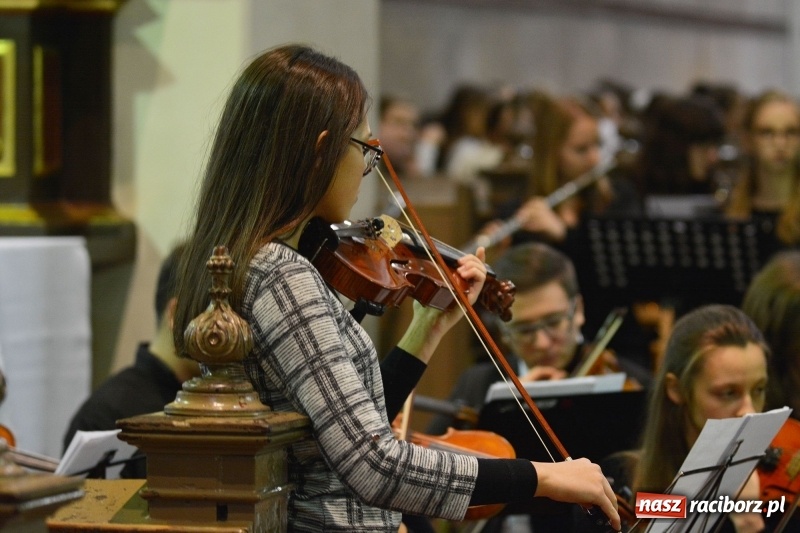 Zdjęcie w galerii na portalu naszraciborz.pl: Gaude Mater Polonia dumnie zabrzmiało w kościele farnym  wiadomości z regionu