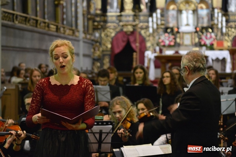 Zdjęcie w galerii na portalu naszraciborz.pl: Gaude Mater Polonia dumnie zabrzmiało w kościele farnym  wiadomości z regionu