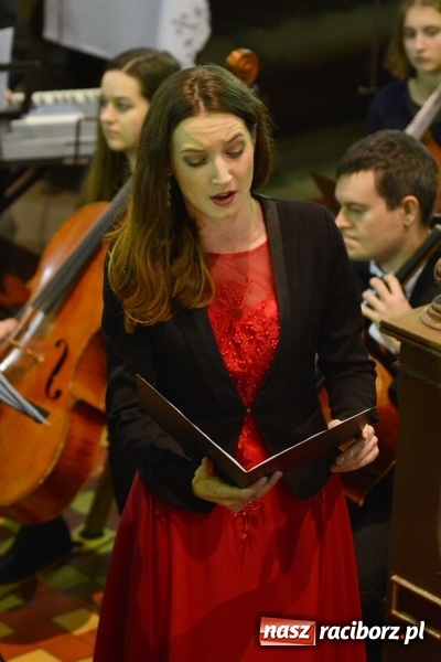 Zdjęcie w galerii na portalu naszraciborz.pl: Gaude Mater Polonia dumnie zabrzmiało w kościele farnym  wiadomości z regionu