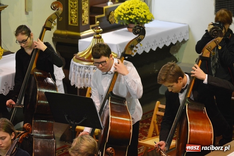 Zdjęcie w galerii na portalu naszraciborz.pl: Gaude Mater Polonia dumnie zabrzmiało w kościele farnym  wiadomości z regionu