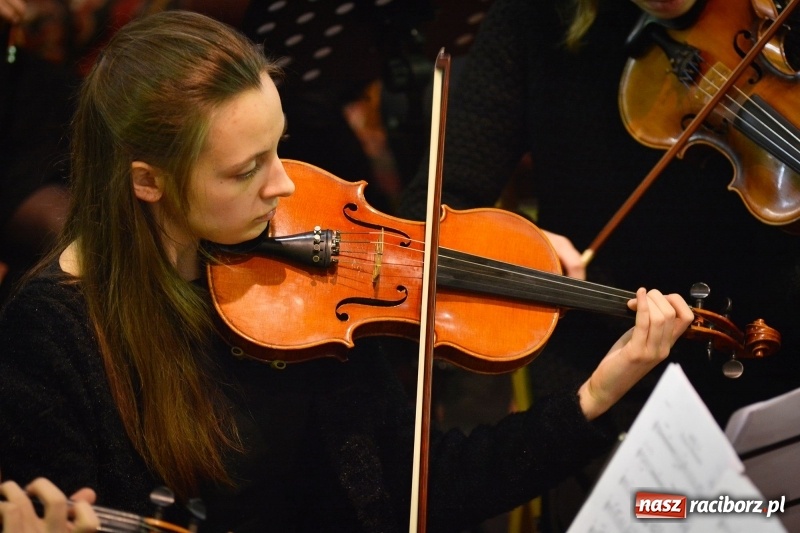 Zdjęcie w galerii na portalu naszraciborz.pl: Gaude Mater Polonia dumnie zabrzmiało w kościele farnym  wiadomości z regionu