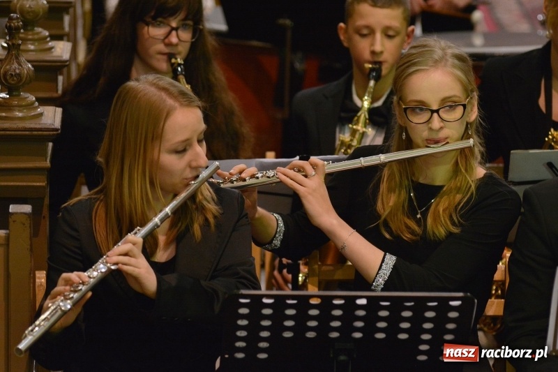 Zdjęcie w galerii na portalu naszraciborz.pl: Gaude Mater Polonia dumnie zabrzmiało w kościele farnym  wiadomości z regionu