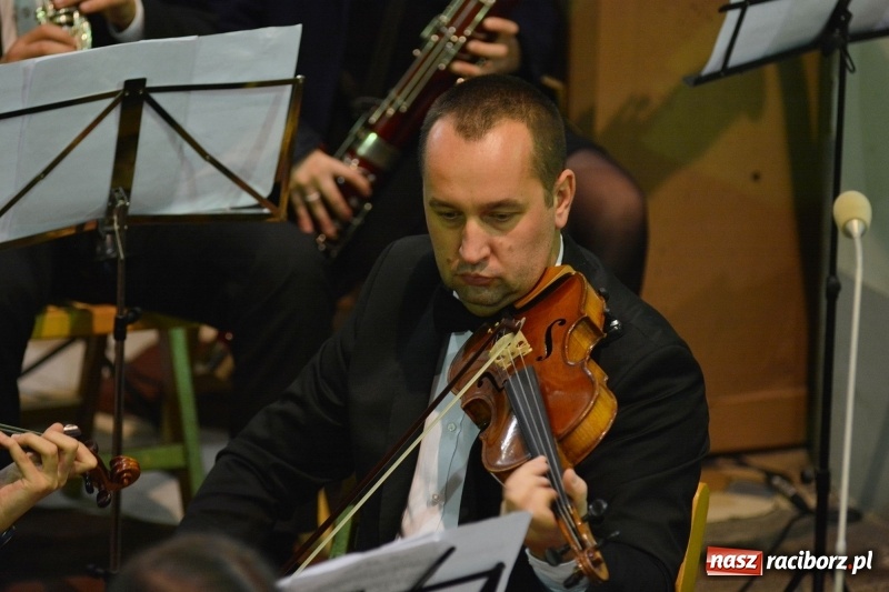 Zdjęcie w galerii na portalu naszraciborz.pl: Gaude Mater Polonia dumnie zabrzmiało w kościele farnym  wiadomości z regionu