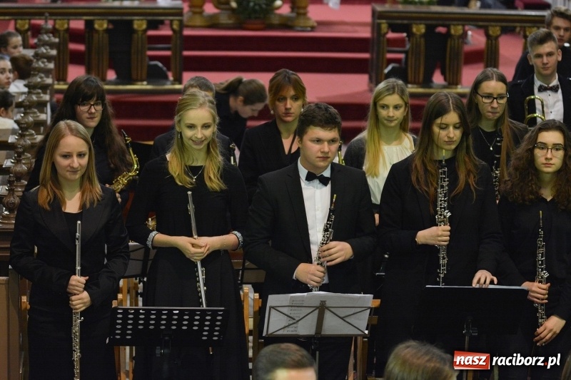 Zdjęcie w galerii na portalu naszraciborz.pl: Gaude Mater Polonia dumnie zabrzmiało w kościele farnym  wiadomości z regionu