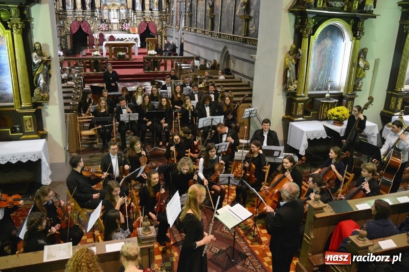 Zdjęcie w galerii na portalu naszraciborz.pl: Gaude Mater Polonia dumnie zabrzmiało w kościele farnym  wiadomości z regionu